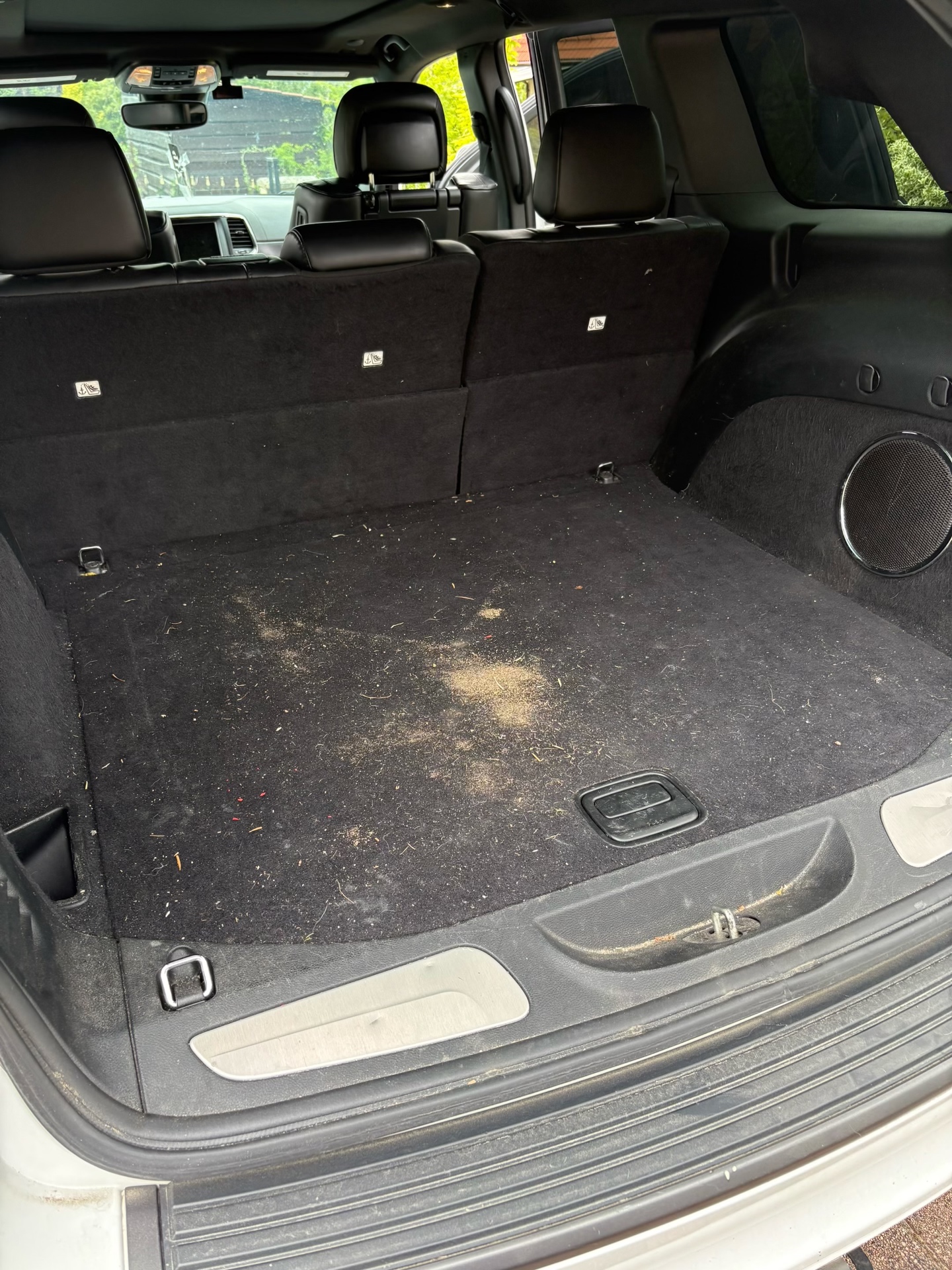 Jeep Grand Cherokee — Głębokie czyszczenie bagażnika, stan przed czyszczeniem (NovaCars Słupsk)