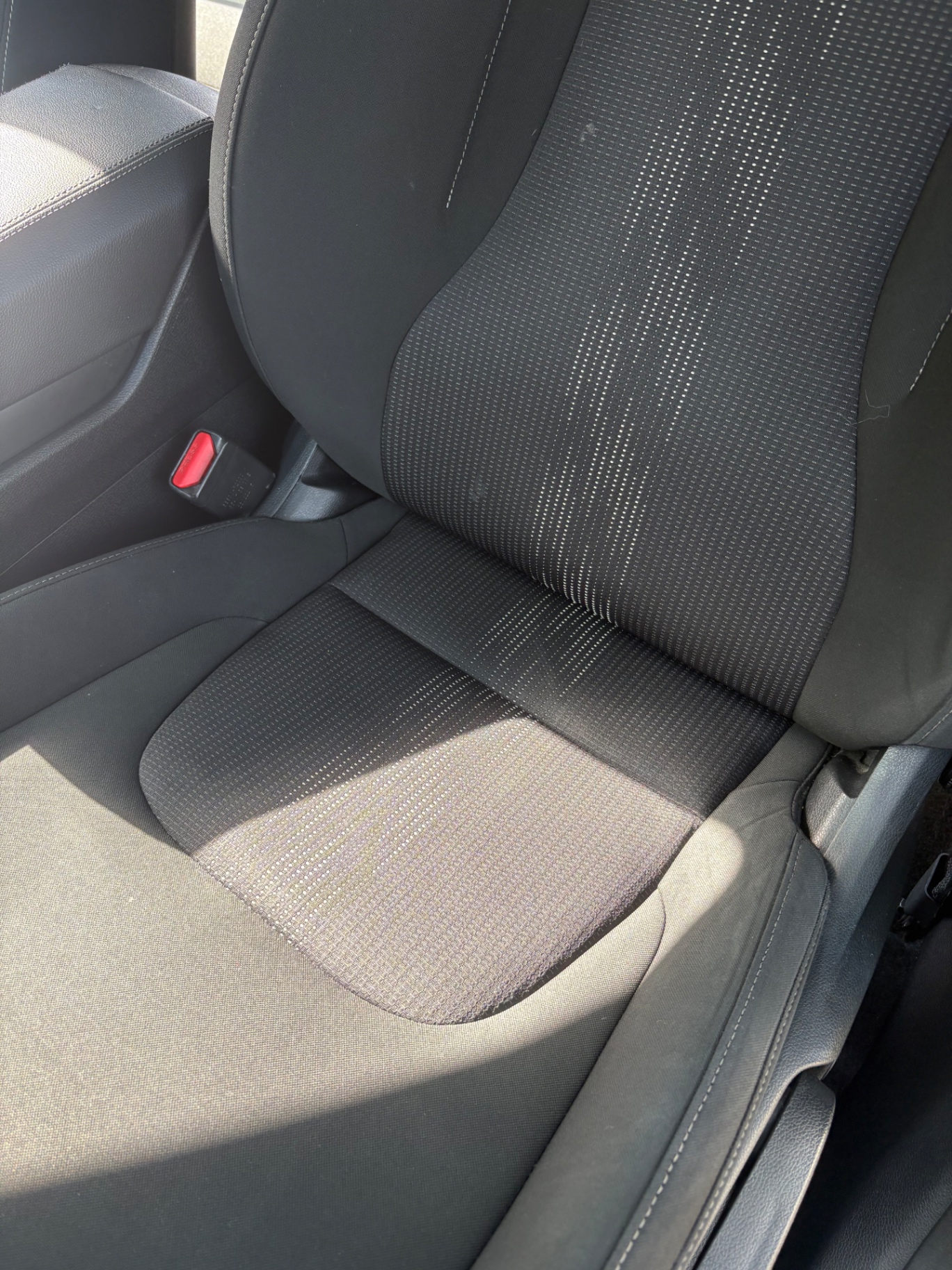 Kia Sportage — Pranie fotela kierowcy, efekt po detailingu wnętrza NovaCars Słupsk