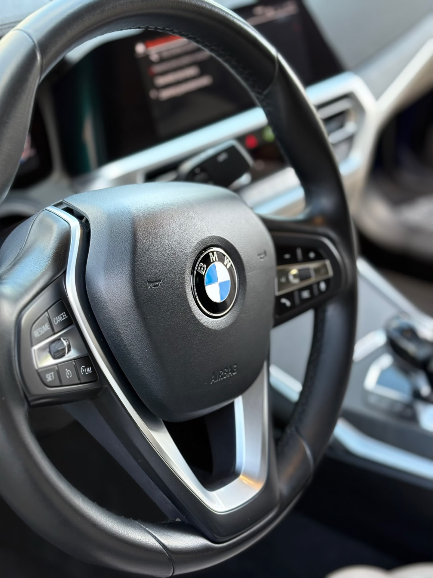 BMW serii 3 — kierownica i kokpit po detailingu wnętrza. Realizacja NovaCars, mobilny detailing Słupsk.