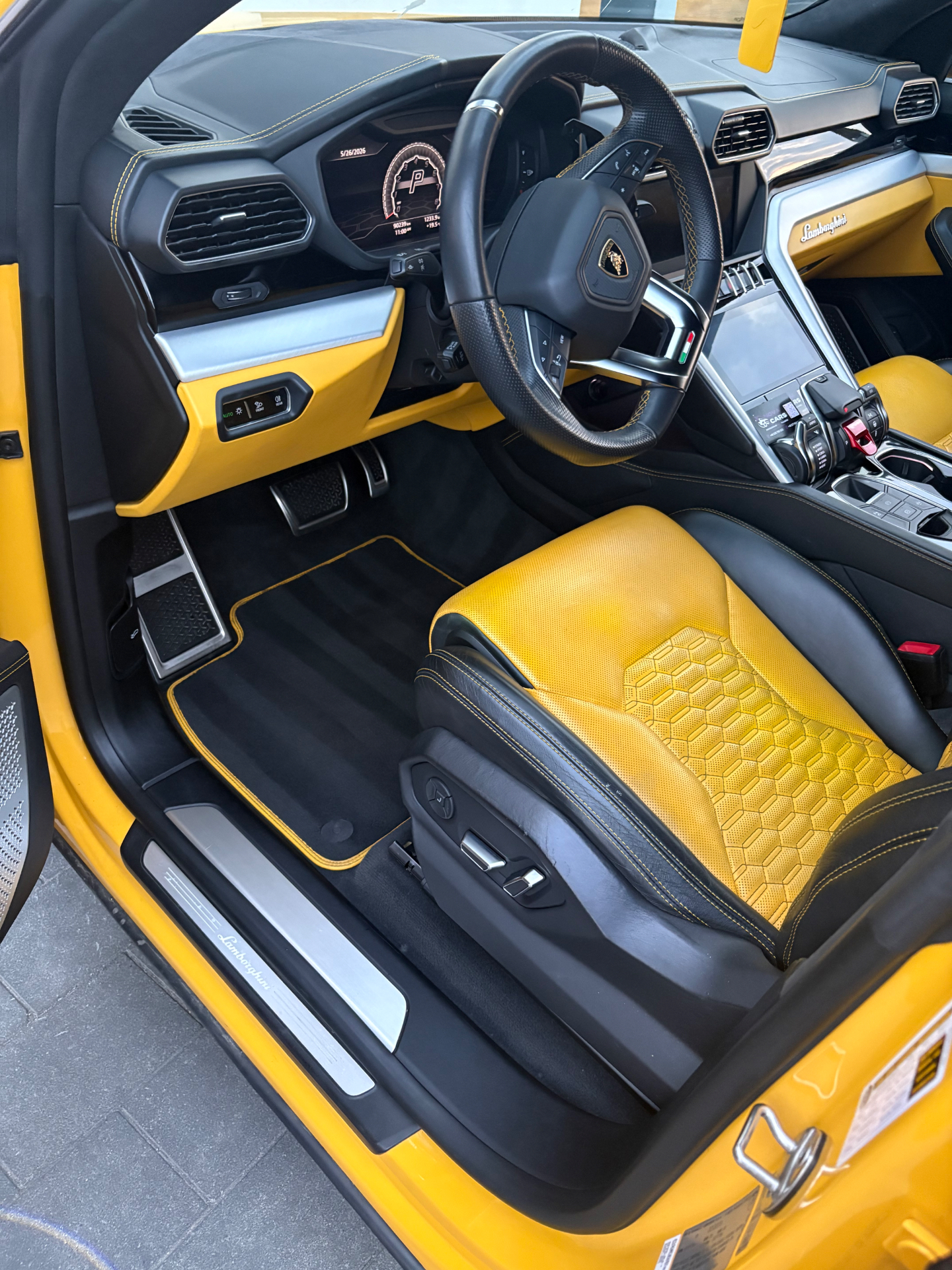 Lamborghini Urus — wnętrze po pielęgnacji skór. Realizacja NovaCars, mobilny detailing Słupsk.
