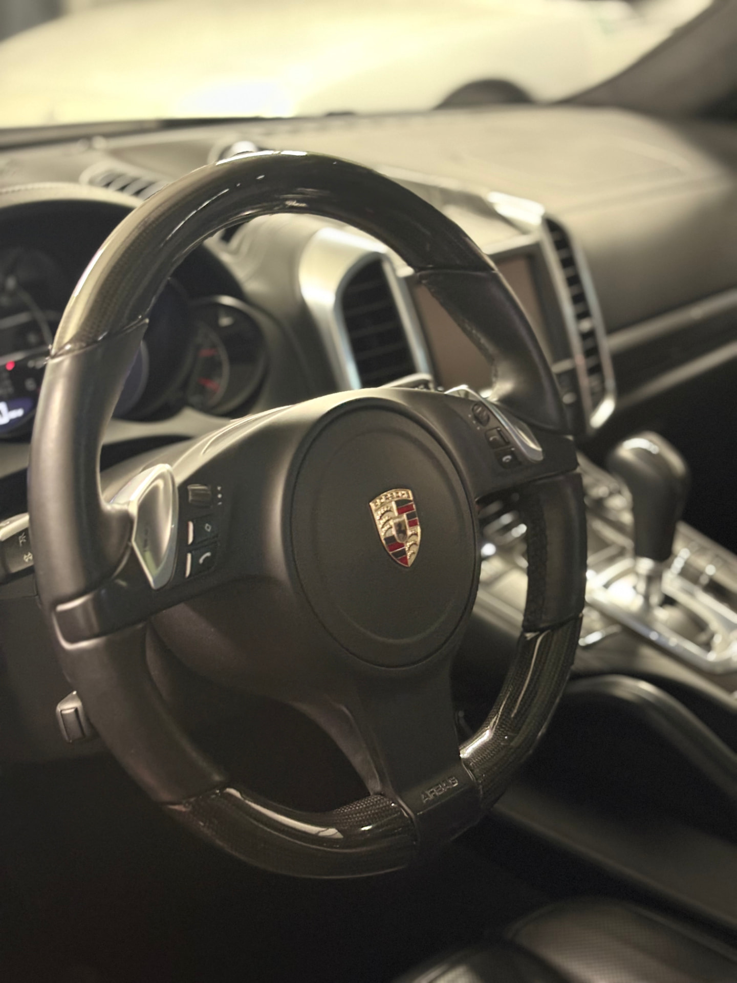 Porsche Cayenne — kokpit po pełnym detailingu wnętrza. Realizacja NovaCars, mobilny detailing Słupsk.