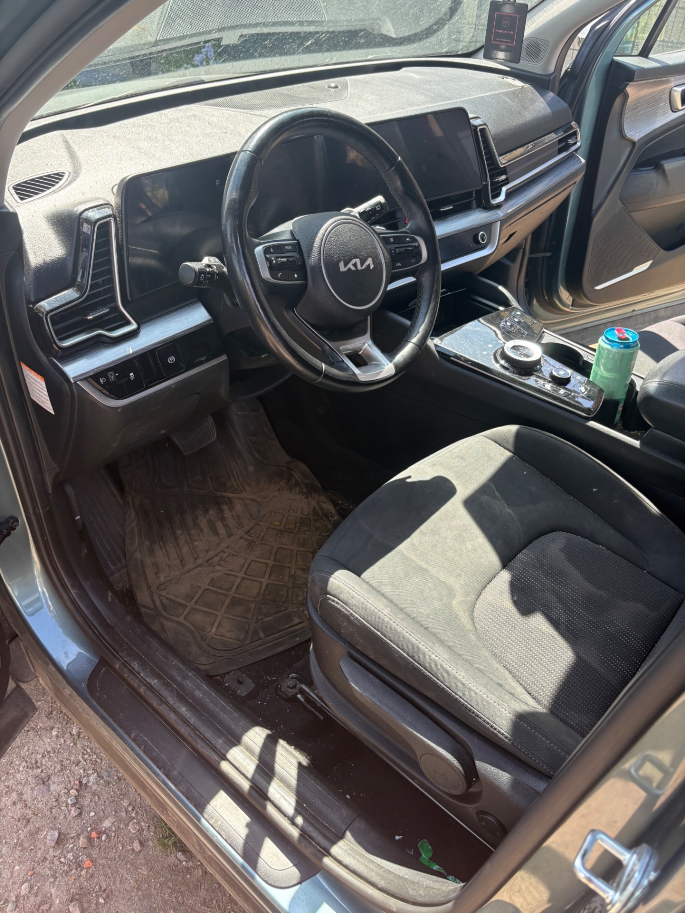 Kia Sportage — Detailing kokpitu i podłogi, stan przed czyszczeniem (NovaCars Słupsk)