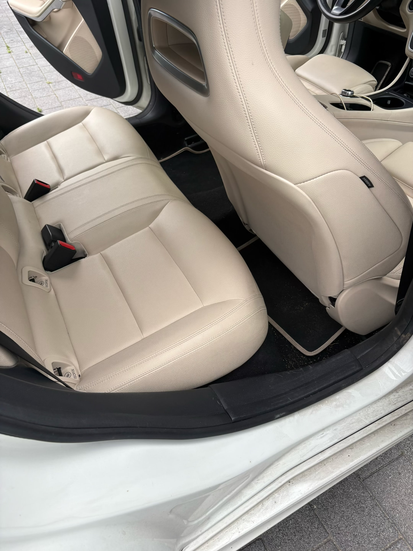 Mercedes CLA po detailingu wnętrza — fotele z jasnej skóry. NovaCars Detailing Słupsk.