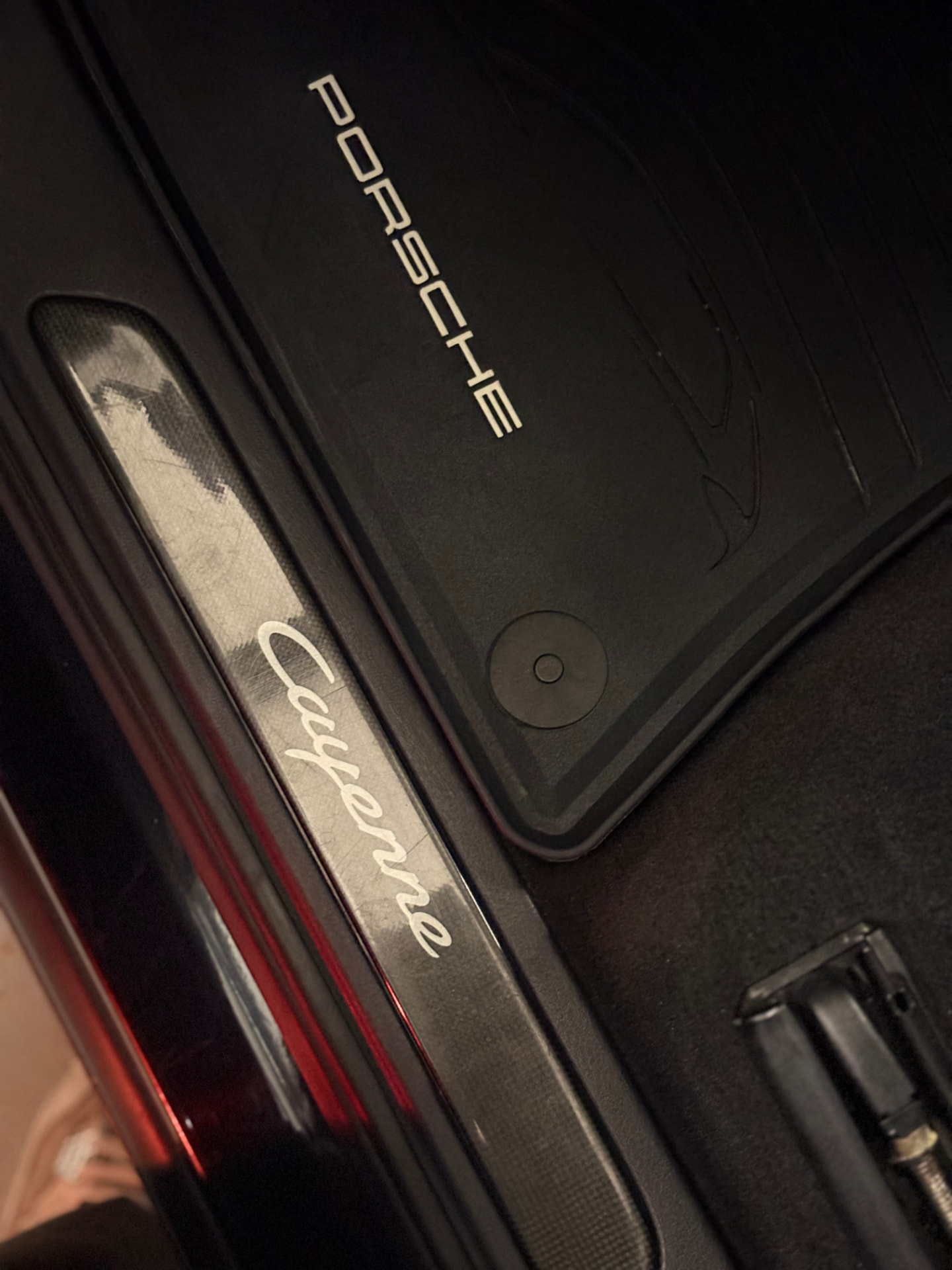 Porsche Cayenne po detailingu wnętrza — dywaniki po praniu. NovaCars Detailing Słupsk.