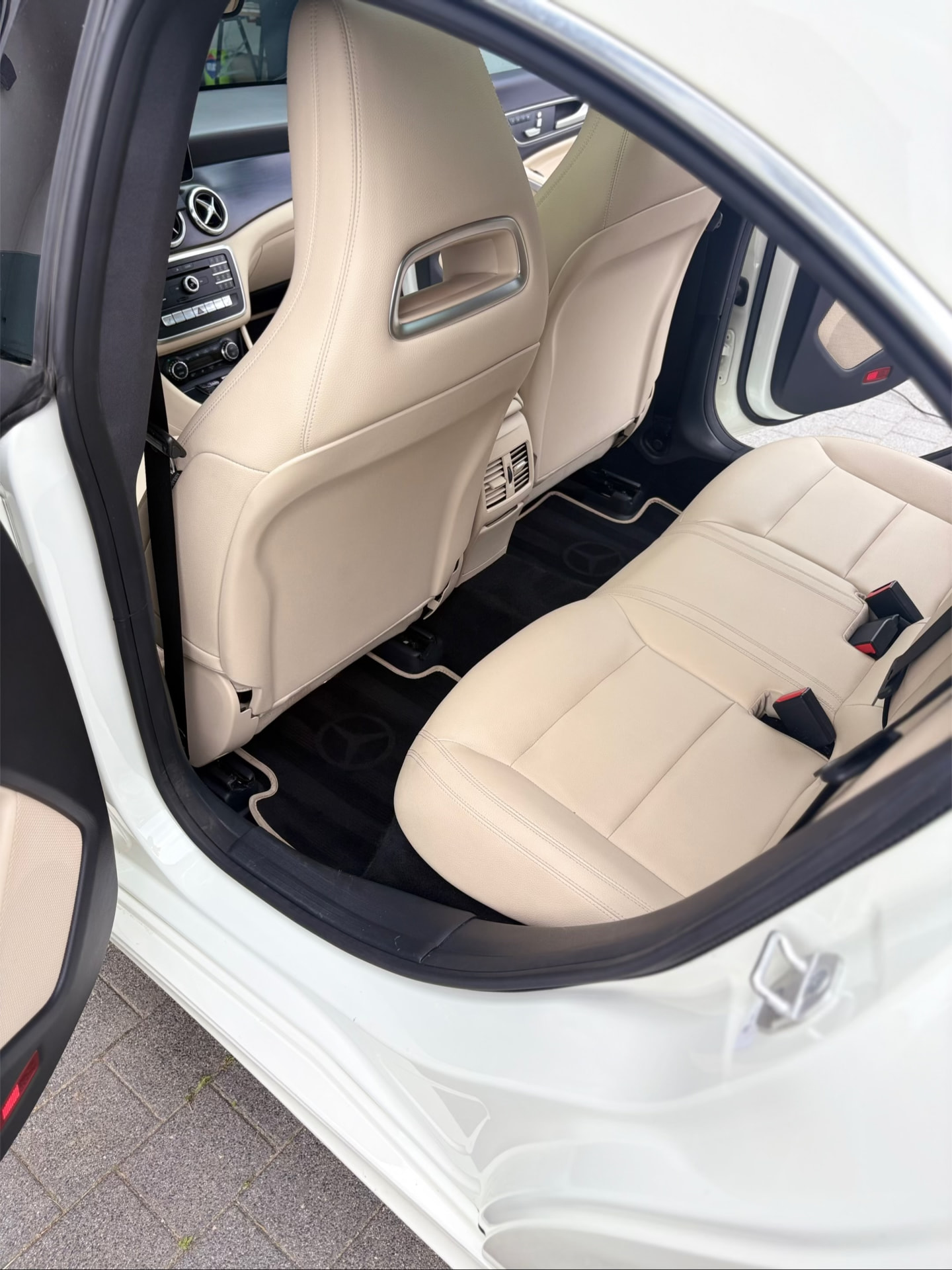 Mercedes CLA po detailingu wnętrza — tylna kanapa. NovaCars Detailing Słupsk.