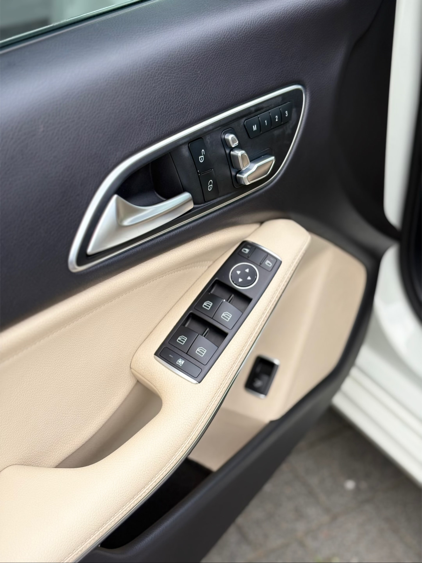 Mercedes CLA po detailingu wnętrza — panel drzwi. NovaCars Detailing Słupsk.