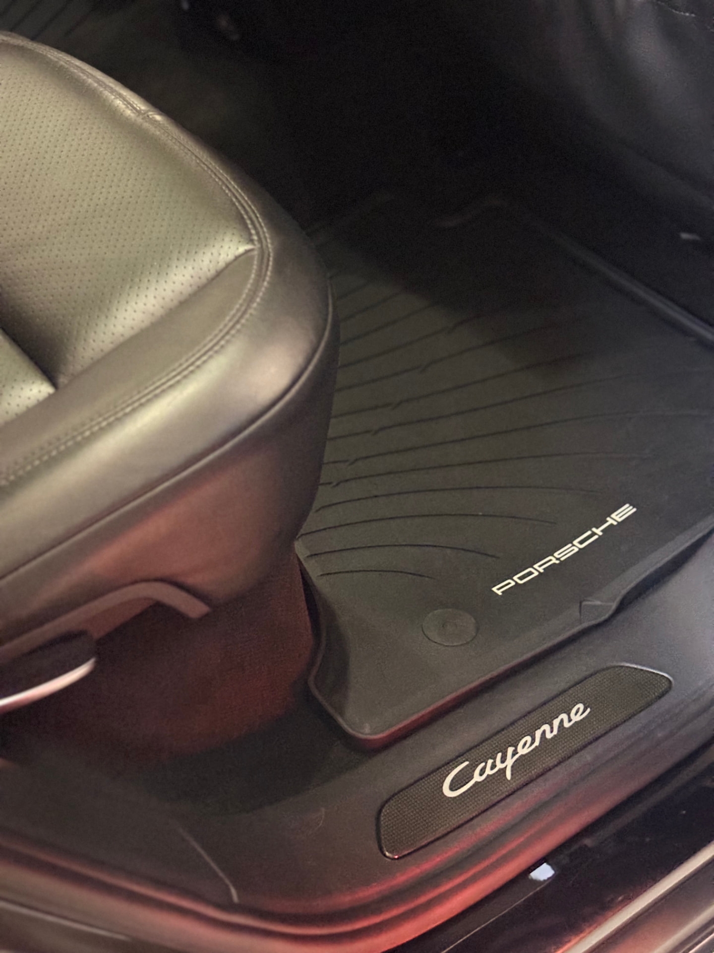Porsche Cayenne po detailingu wnętrza — dywaniki i progi. NovaCars Detailing Słupsk.