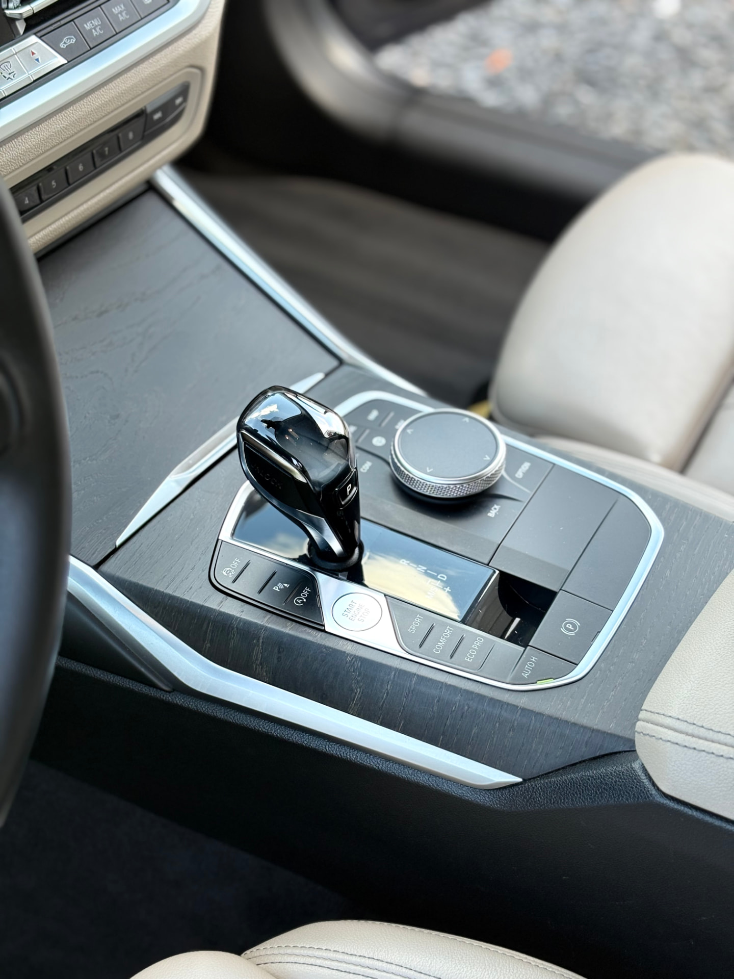 BMW serii 3 po detailingu wnętrza — lewarek i panele piano black. NovaCars Detailing Słupsk.