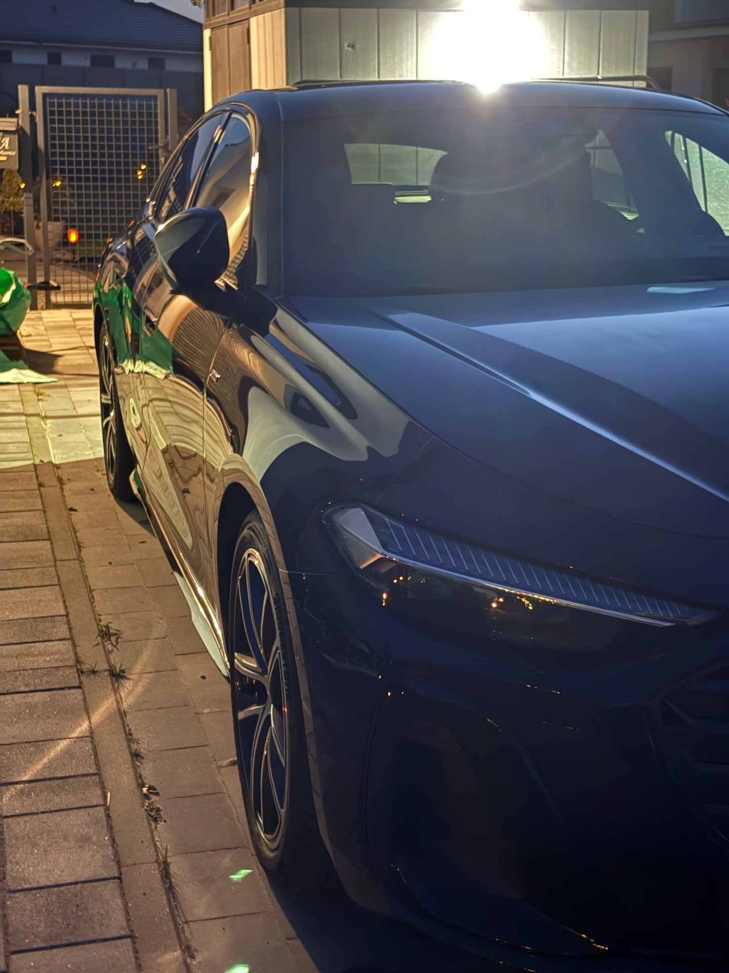 Audi A5 2025 B10 po myciu zewnętrznym — efekt mokrego lakieru wieczorem. NovaCars Detailing Słupsk.