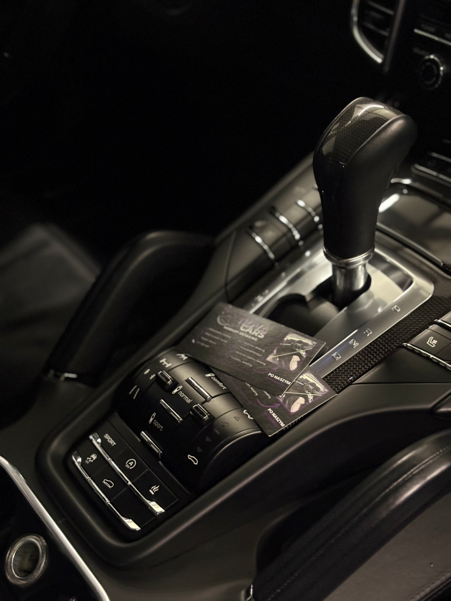 Porsche Cayenne po detailingu wnętrza — konsola środkowa. NovaCars Detailing Słupsk.