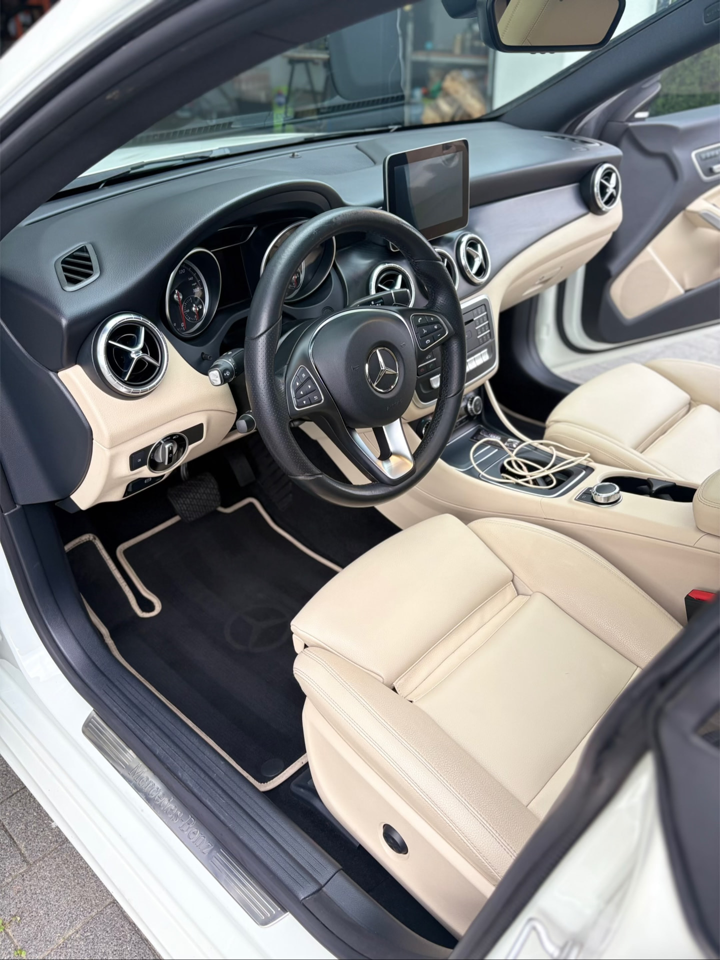 Mercedes CLA — jasne wnętrze po detailingu i pielęgnacji skóry. Realizacja NovaCars, mobilny detailing Słupsk.