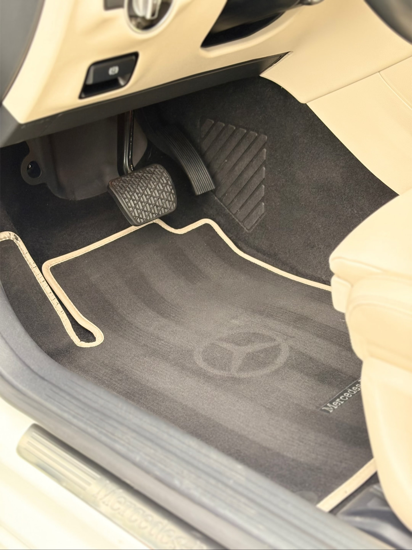 Mercedes CLA po detailingu wnętrza — dywanik po praniu ekstrakcyjnym. NovaCars Detailing Słupsk.