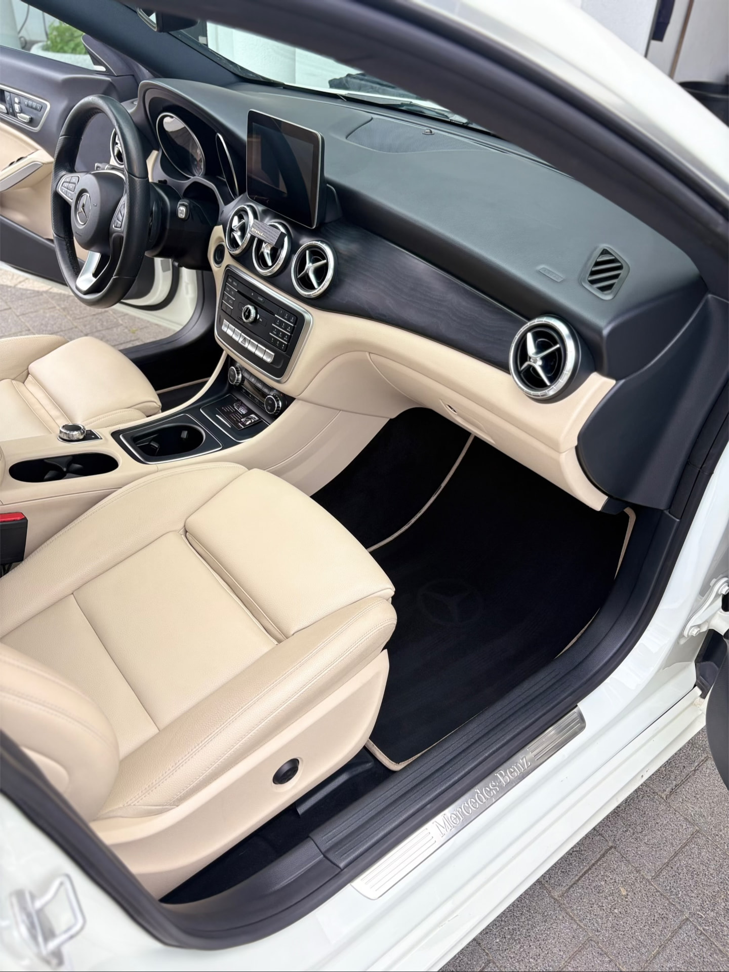Kokpit Mercedesa CLA po detailingu wnętrza wykonanym przez NovaCars w Słupsku