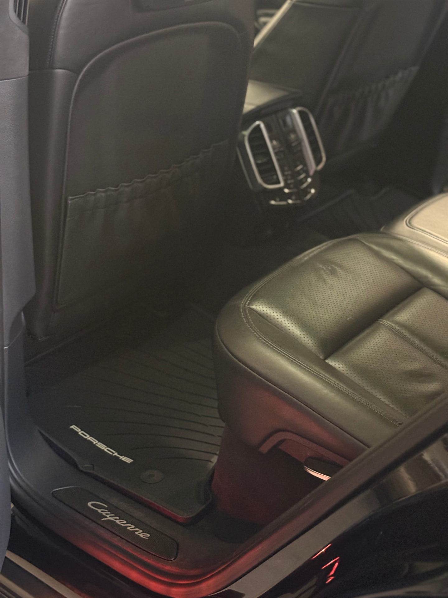 Porsche Cayenne — skórzana tylna kanapa po czyszczeniu i pielęgnacji. Realizacja NovaCars, mobilny detailing Słupsk.
