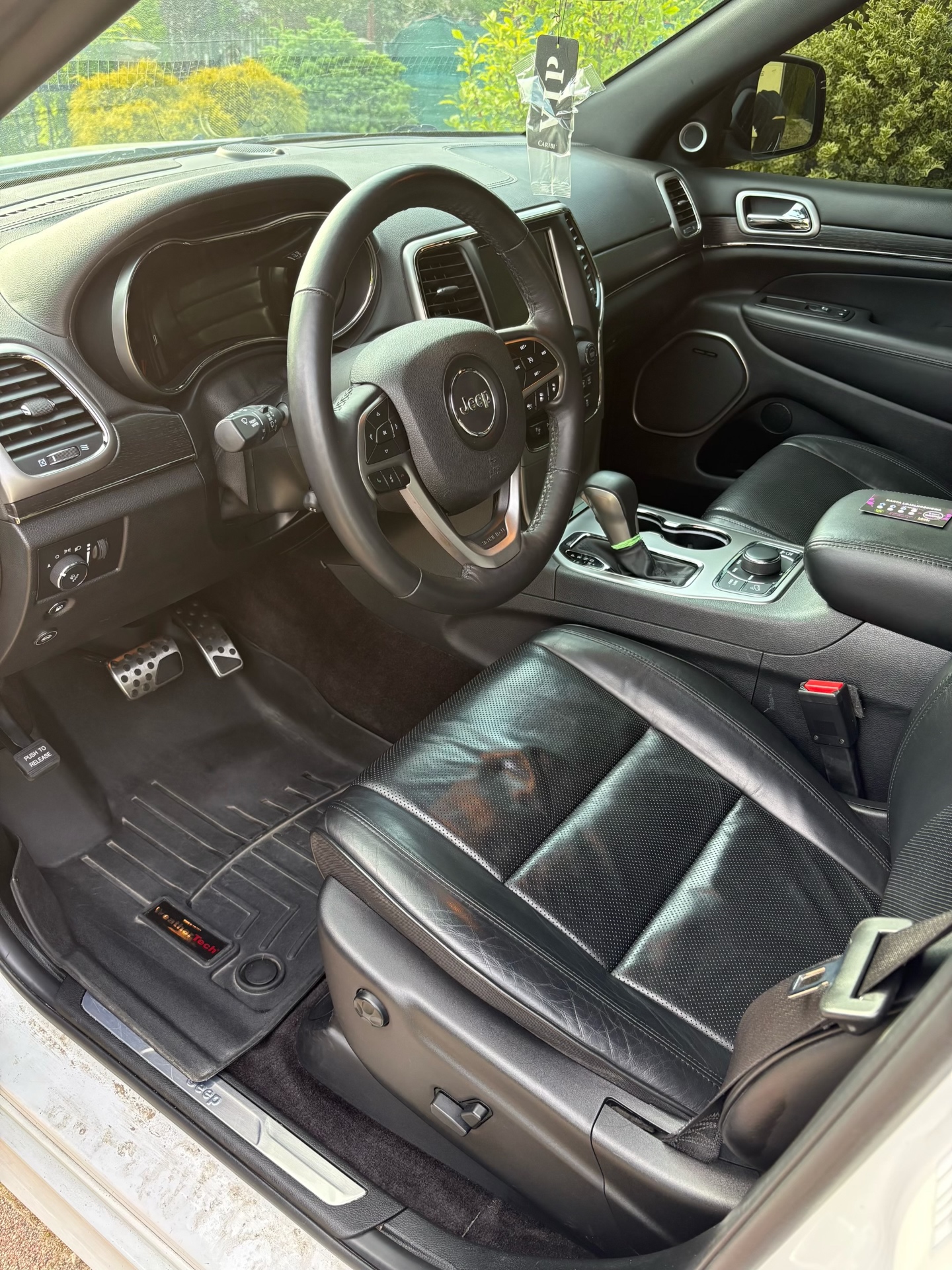 Jeep Grand Cherokee — Pranie podłogi i progów, efekt po detailingu wnętrza NovaCars Słupsk